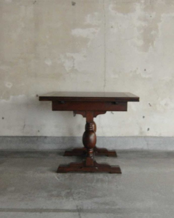 アンティークのテーブル アンティーク家具 丸くてシンプルなバルボスレッグが光るアンティークのドローリーフテーブル。こちら側から見てみると・・・アンティークは新品ではないので、もちろん経年変化によるキズはありますが、専門の職人がキレイに修復しました。(q-1249-f)