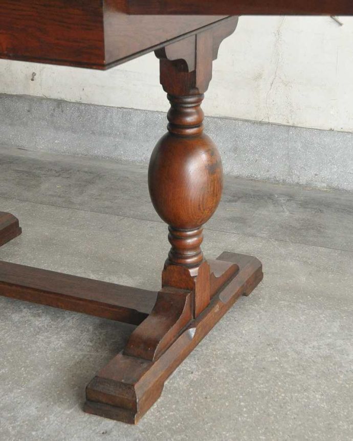 アンティークのテーブル アンティーク家具 丸くてシンプルなバルボスレッグが光るアンティークのドローリーフテーブル。持ち上げなくても移動できます!Handleのアンティークは、脚の裏にフェルトキーパーをお付けしていますので、持ち上げなくても床を滑らせて移動させることが出来ます。(q-1249-f)