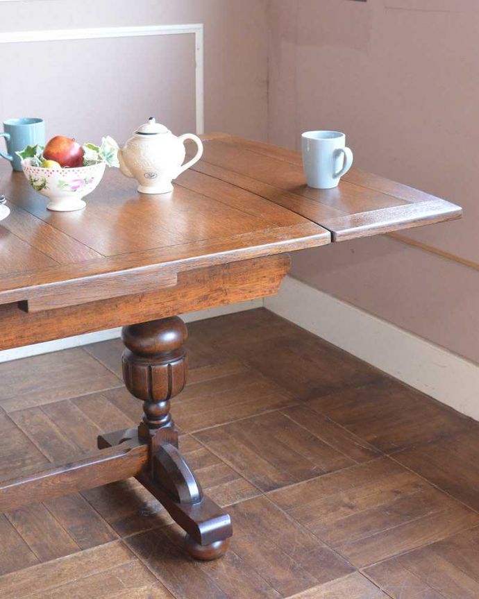 アンティークのテーブル　アンティーク家具　英国のアンティーク家具、バルボスレッグが素敵なドローリーフテーブル（ダイニングテーブル）。やっぱり目が行く重厚なデザインの脚バルボスレッグやパイナップルレッグと呼ばれる重厚な彫りの美しい脚が一番の特長。(q-1250-f)