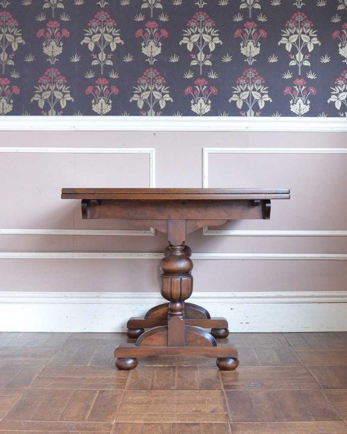 アンティークのテーブル　アンティーク家具　英国のアンティーク家具、バルボスレッグが素敵なドローリーフテーブル（ダイニングテーブル）。こちら側から見てみると･･･アンティークは新品ではないので、もちろん経年変化によるキズはありますが、専門の職人がキレイに修復しました。(q-1250-f)