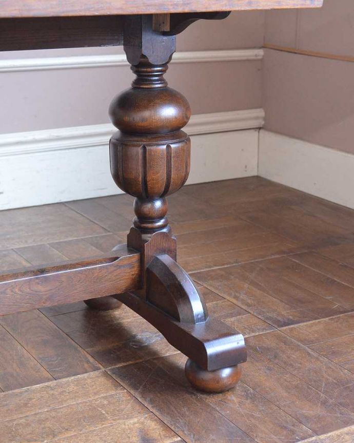 アンティークのテーブル　アンティーク家具　英国のアンティーク家具、バルボスレッグが素敵なドローリーフテーブル（ダイニングテーブル）。持ち上げなくても移動できます！Handleのアンティークは、脚の裏にフェルトキーパーをお付けしていますので、持ち上げなくても床を滑らせて移動させることが出来ます。(q-1250-f)