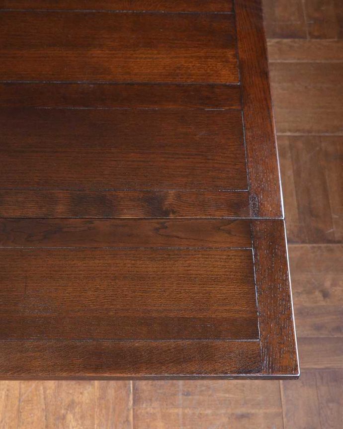 アンティークのテーブル アンティーク家具 イギリスのアンティーク家具、便利な伸張式タイプのドローリーフテーブル。近づいて見てみると、天板はこんな感じです。(q-1251-f)