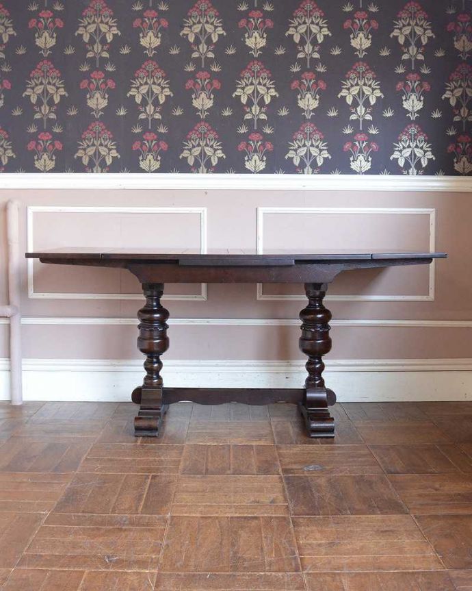 アンティークのテーブル アンティーク家具 イギリスのアンティーク家具、便利な伸張式タイプのドローリーフテーブル。両方開くと大きなサイズ!家族が増えた時やみんなが集まった時、両方のリーフを開けば大きなサイズに。(q-1251-f)