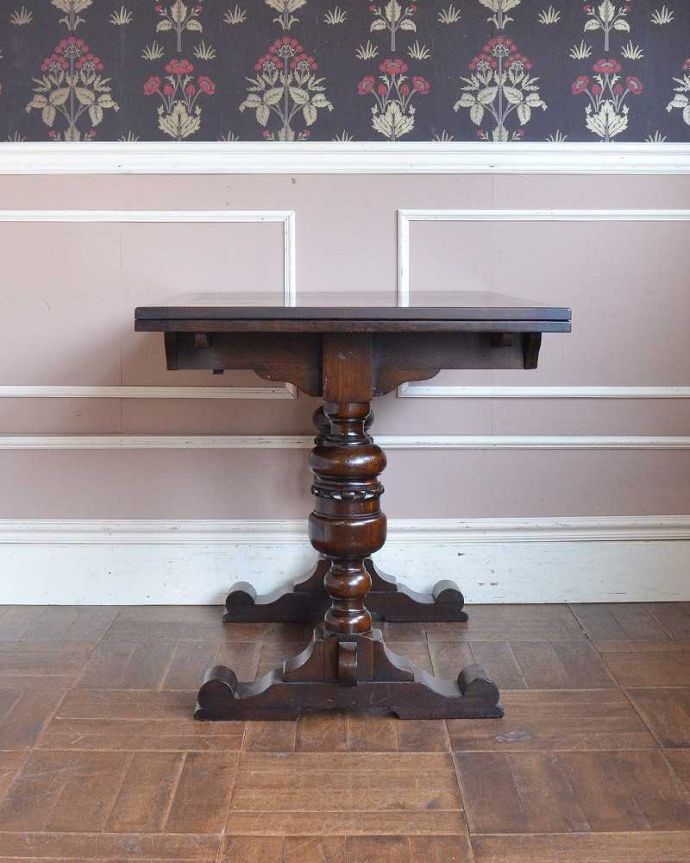 アンティークのテーブル アンティーク家具 イギリスのアンティーク家具、便利な伸張式タイプのドローリーフテーブル。こちら側から見てみると・・・アンティークは新品ではないので、もちろん経年変化によるキズはありますが、専門の職人がキレイに修復しました。(q-1251-f)