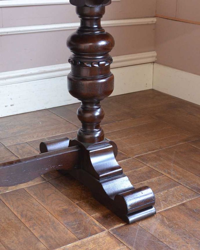 アンティークのテーブル アンティーク家具 イギリスのアンティーク家具、便利な伸張式タイプのドローリーフテーブル。持ち上げなくても移動できます!Handleのアンティークは、脚の裏にフェルトキーパーをお付けしていますので、持ち上げなくても床を滑らせて移動させることが出来ます。(q-1251-f)