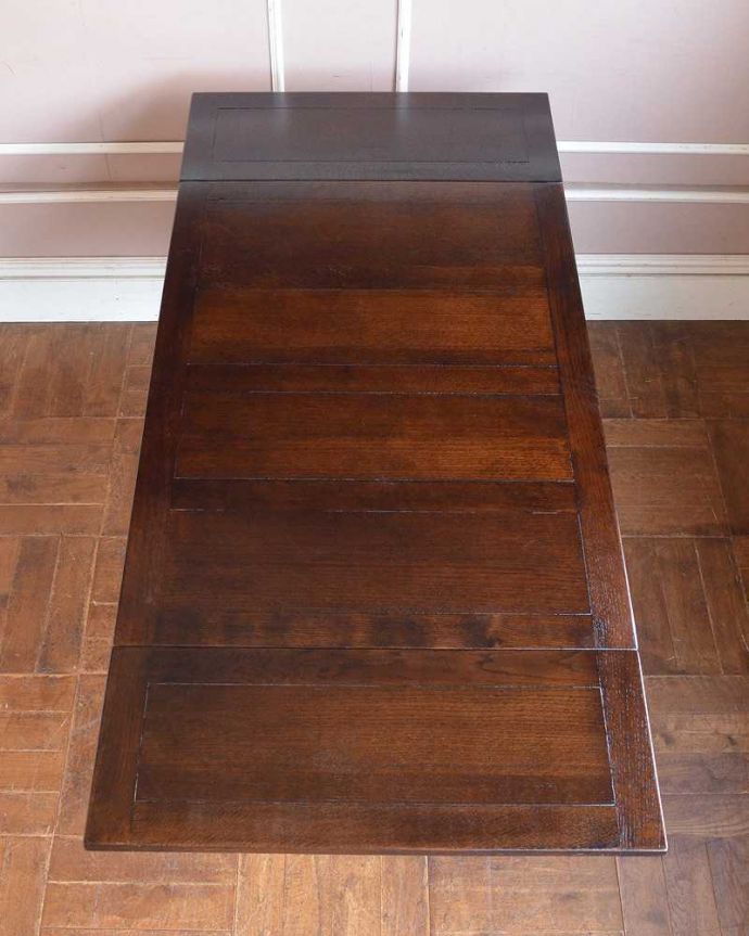 アンティークのテーブル アンティーク家具 イギリスのアンティーク家具、便利な伸張式タイプのドローリーフテーブル。やっぱりテーブルは天板が重要全部開いた状態で天板を上から見てみるとこんな感じです。(q-1251-f)