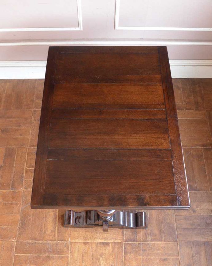 アンティークのテーブル アンティーク家具 イギリスのアンティーク家具、便利な伸張式タイプのドローリーフテーブル。上から見るとこんな形リーフを開く前はこんな形です。(q-1251-f)