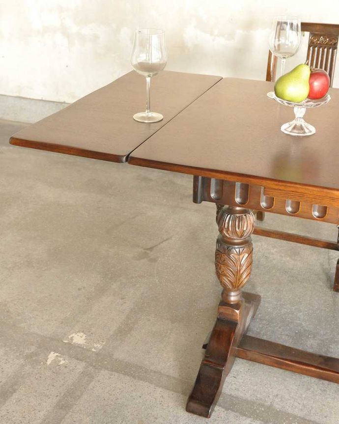 アンティークのテーブル アンティーク家具 アンティーク英国輸入家具、装飾が美しいドローリーフテーブル(伸張式テーブル) 。やっぱり目が行く重厚なデザインの脚バルボスレッグやパイナップルレッグと呼ばれる重厚な彫りの美しい脚が一番の特長。(q-1252-f)