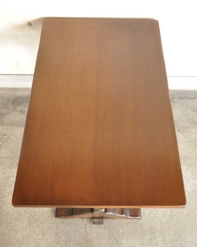 アンティークのテーブル アンティーク家具 アンティーク英国輸入家具、装飾が美しいドローリーフテーブル(伸張式テーブル) 。上から見るとこんな形リーフを開く前はこんな形です。(q-1252-f)