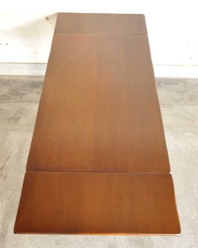 アンティークのテーブル アンティーク家具 アンティーク英国輸入家具、装飾が美しいドローリーフテーブル(伸張式テーブル) 。やっぱりテーブルは天板が重要全部開いた状態で天板を上から見てみるとこんな感じです。(q-1252-f)