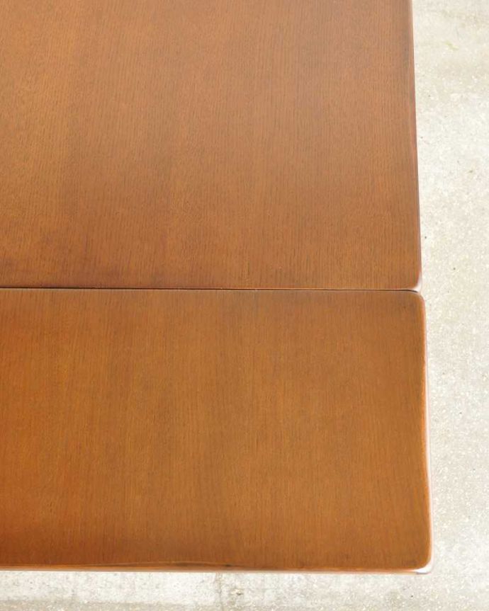 アンティークのテーブル アンティーク家具 アンティーク英国輸入家具、装飾が美しいドローリーフテーブル(伸張式テーブル) 。近づいて見てみると、天板はこんな感じです。(q-1252-f)