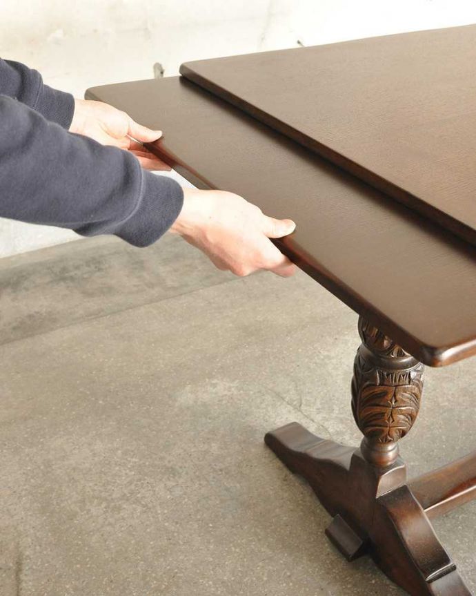 アンティークのテーブル アンティーク家具 アンティーク英国輸入家具、装飾が美しいドローリーフテーブル(伸張式テーブル) 。誰でもカンタン!引っ張るだけでOK。(q-1252-f)