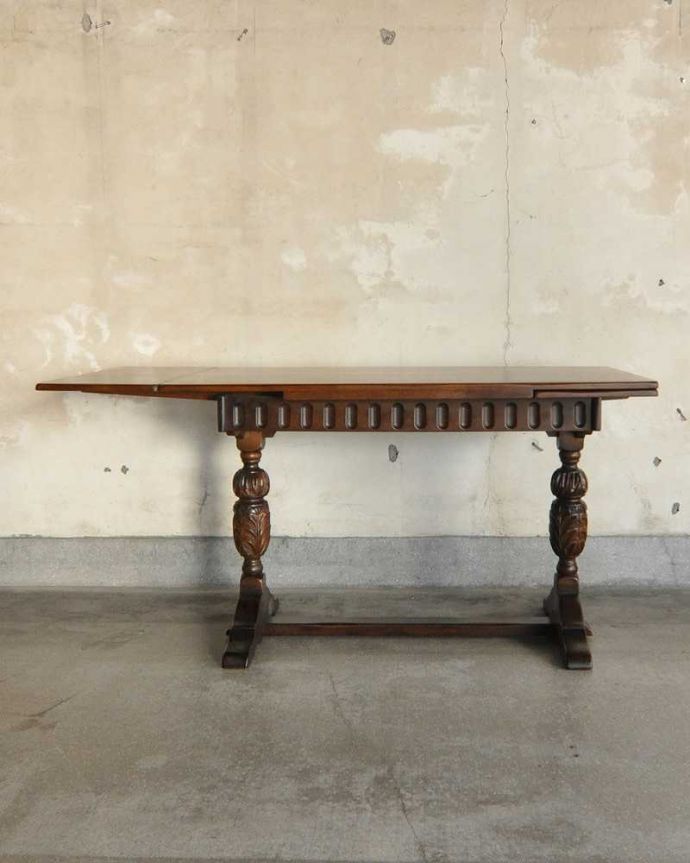 アンティークのテーブル アンティーク家具 アンティーク英国輸入家具、装飾が美しいドローリーフテーブル(伸張式テーブル) 。片方だけ開いてもOK片方のリーフだけを開くとこんな感じ。(q-1252-f)