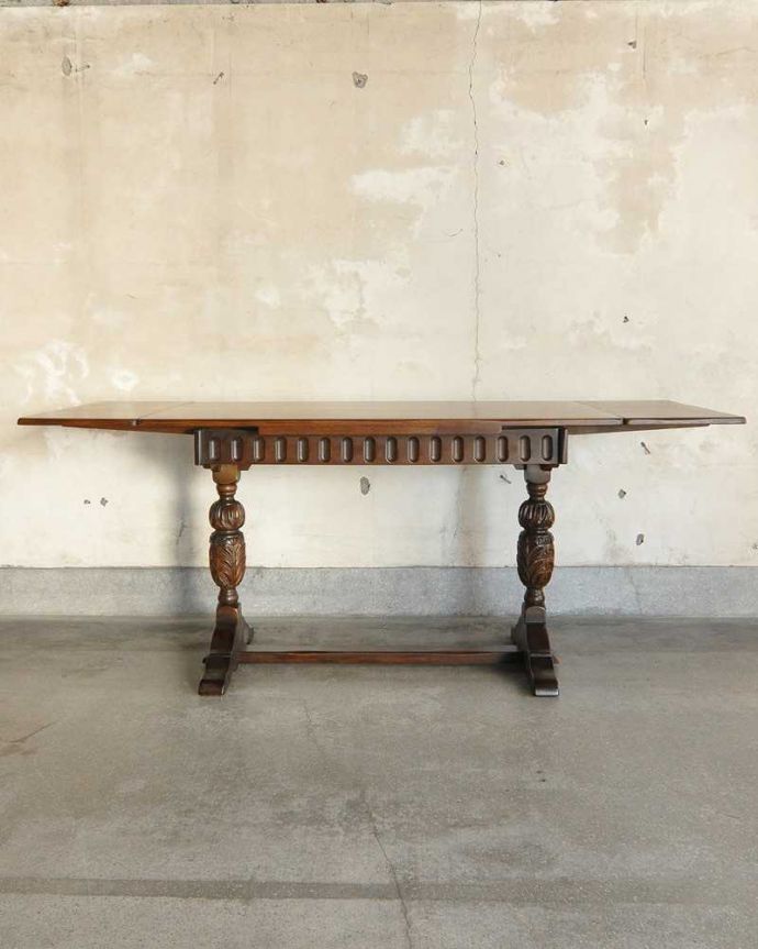アンティークのテーブル アンティーク家具 アンティーク英国輸入家具、装飾が美しいドローリーフテーブル(伸張式テーブル) 。両方開くと大きなサイズ!家族が増えた時やみんなが集まった時、両方のリーフを開けば大きなサイズに。(q-1252-f)