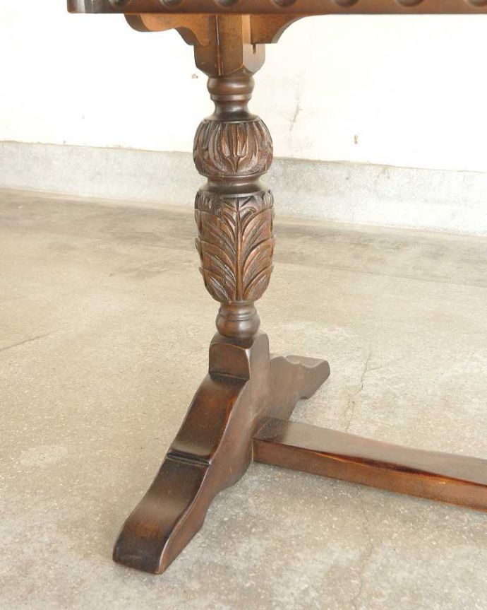 アンティークのテーブル アンティーク家具 アンティーク英国輸入家具、装飾が美しいドローリーフテーブル(伸張式テーブル) 。持ち上げなくても移動できます!Handleのアンティークは、脚の裏にフェルトキーパーをお付けしていますので、持ち上げなくても床を滑らせて移動させることが出来ます。(q-1252-f)