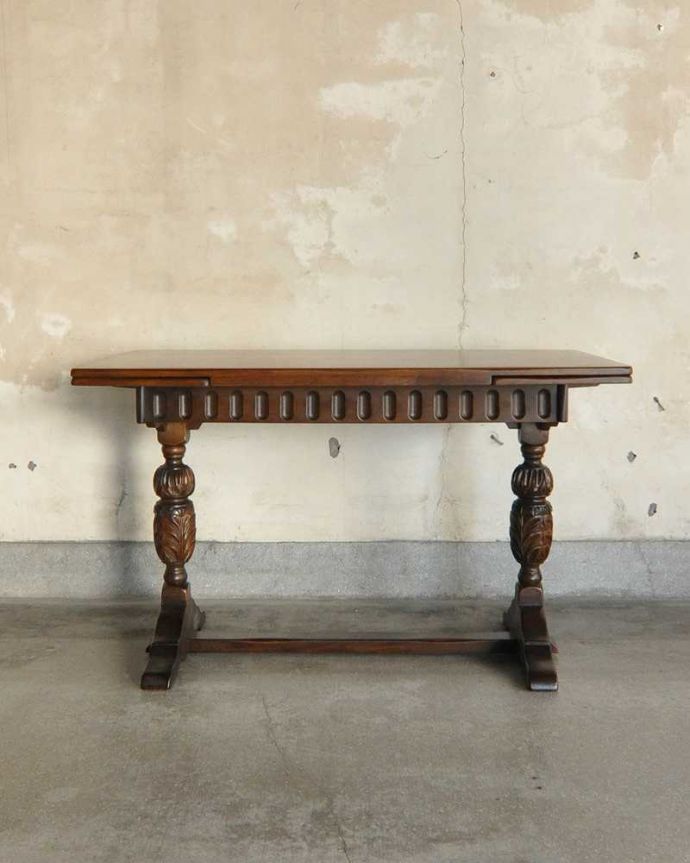 アンティークのテーブル アンティーク家具 アンティーク英国輸入家具、装飾が美しいドローリーフテーブル(伸張式テーブル) 。横から見るとこんな感じ真横から見てみるとこんな感じ。(q-1252-f)