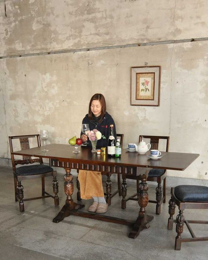 アンティークのテーブル アンティーク家具 アンティーク英国輸入家具、装飾が美しいドローリーフテーブル(伸張式テーブル) 。3通りの大きさで使える便利なテーブルドローリーフと言う天板を引っ張り出せばあっという間に大きく使えるドローリーフテーブル。(q-1252-f)