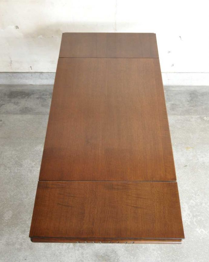 アンティークのテーブル　アンティーク家具　英国輸入のアンティーク家具、脚の装飾が美しいドローリーフテーブル（伸張式テーブル）。やっぱりテーブルは天板が重要全部開いた状態で天板を上から見てみるとこんな感じです。(q-1253-f)