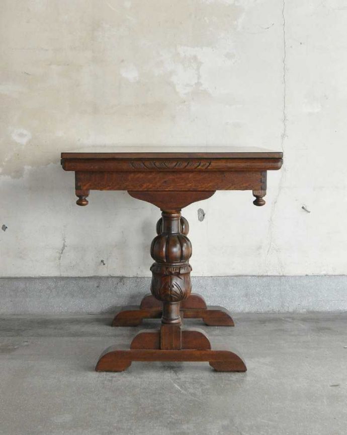アンティークのテーブル　アンティーク家具　英国輸入のアンティーク家具、脚の装飾が美しいドローリーフテーブル（伸張式テーブル）。こちら側から見てみると･･･アンティークは新品ではないので、もちろん経年変化によるキズはありますが、専門の職人がキレイに修復しました。(q-1253-f)