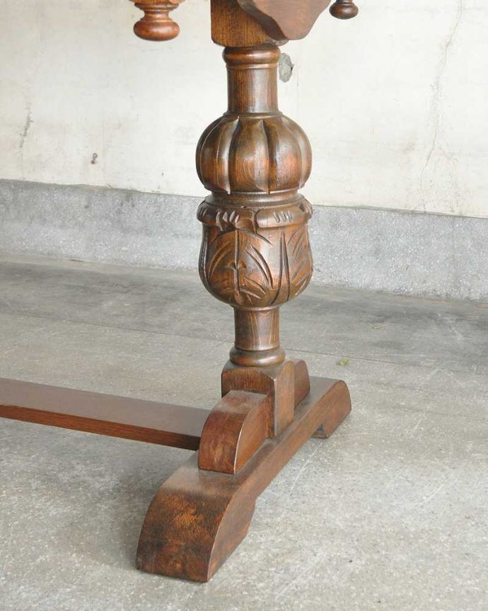 アンティークのテーブル　アンティーク家具　英国輸入のアンティーク家具、脚の装飾が美しいドローリーフテーブル（伸張式テーブル）。持ち上げなくても移動できます！Handleのアンティークは、脚の裏にフェルトキーパーをお付けしていますので、持ち上げなくても床を滑らせて移動させることが出来ます。(q-1253-f)