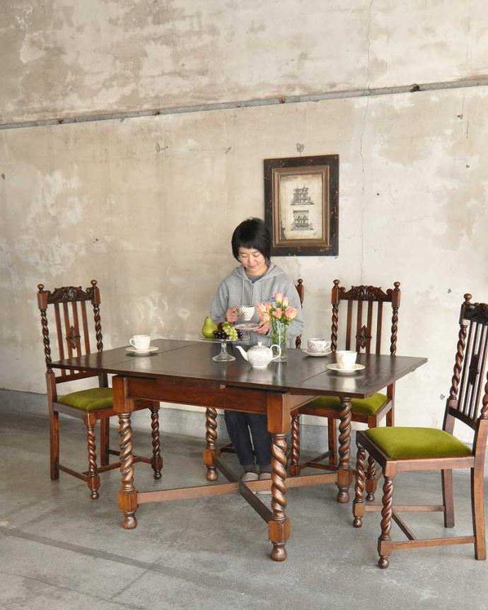 アンティークのテーブル　アンティーク家具　英国輸入のアンティーク家具、ツイストラインが美しいドローリーフテーブル（ダイニングテーブル）。3通りの大きさで使える便利なテーブルドローリーフと言う天板を引っ張り出せばあっという間に大きく使えるドローリーフテーブル。(q-1254-f)