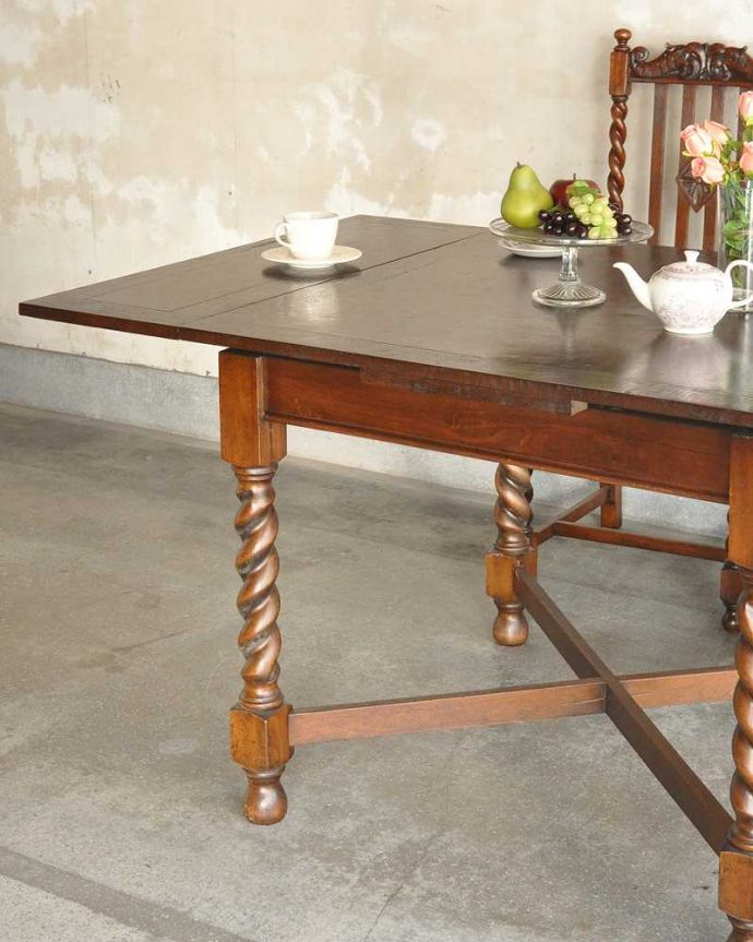 アンティークのテーブル　アンティーク家具　英国輸入のアンティーク家具、ツイストラインが美しいドローリーフテーブル（ダイニングテーブル）。やっぱり目立っちゃう女性らしいツイスト脚ツイスト脚のテーブルはアンティークのデザインの定番中の定番。(q-1254-f)