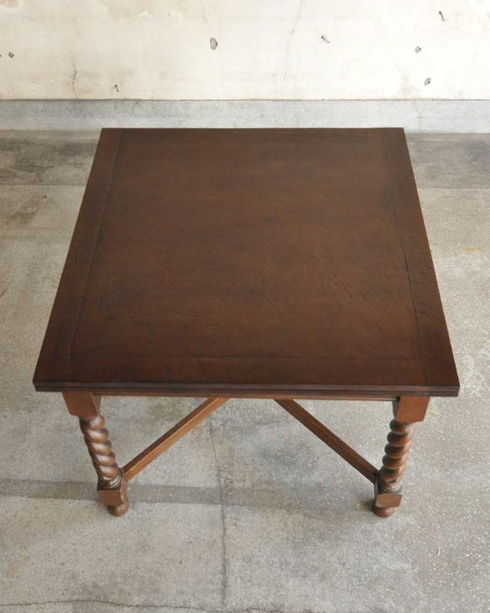 アンティークのテーブル　アンティーク家具　英国輸入のアンティーク家具、ツイストラインが美しいドローリーフテーブル（ダイニングテーブル）。上から見るとこんな形リーフを開く前はこんな形です。(q-1254-f)