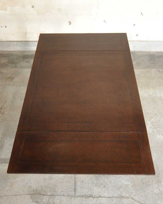 アンティークのテーブル　アンティーク家具　英国輸入のアンティーク家具、ツイストラインが美しいドローリーフテーブル（ダイニングテーブル）。やっぱりテーブルは天板が重要全部開いた状態で天板を上から見てみるとこんな感じです。(q-1254-f)