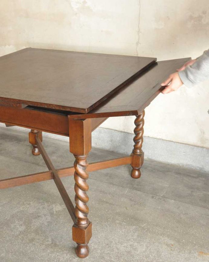 アンティークのテーブル　アンティーク家具　英国輸入のアンティーク家具、ツイストラインが美しいドローリーフテーブル（ダイニングテーブル）。誰でもカンタン！引っ張るだけでOK。(q-1254-f)