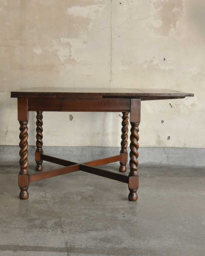 アンティークのテーブル　アンティーク家具　英国輸入のアンティーク家具、ツイストラインが美しいドローリーフテーブル（ダイニングテーブル）。片方だけ開いてもOK片方のリーフだけを開くとこんな感じ。(q-1254-f)