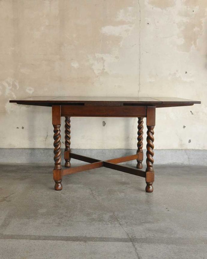 アンティークのテーブル　アンティーク家具　英国輸入のアンティーク家具、ツイストラインが美しいドローリーフテーブル（ダイニングテーブル）。両方開くと大きなサイズ！家族が増えた時やみんなが集まった時、両方のリーフを開けば大きなサイズに。(q-1254-f)