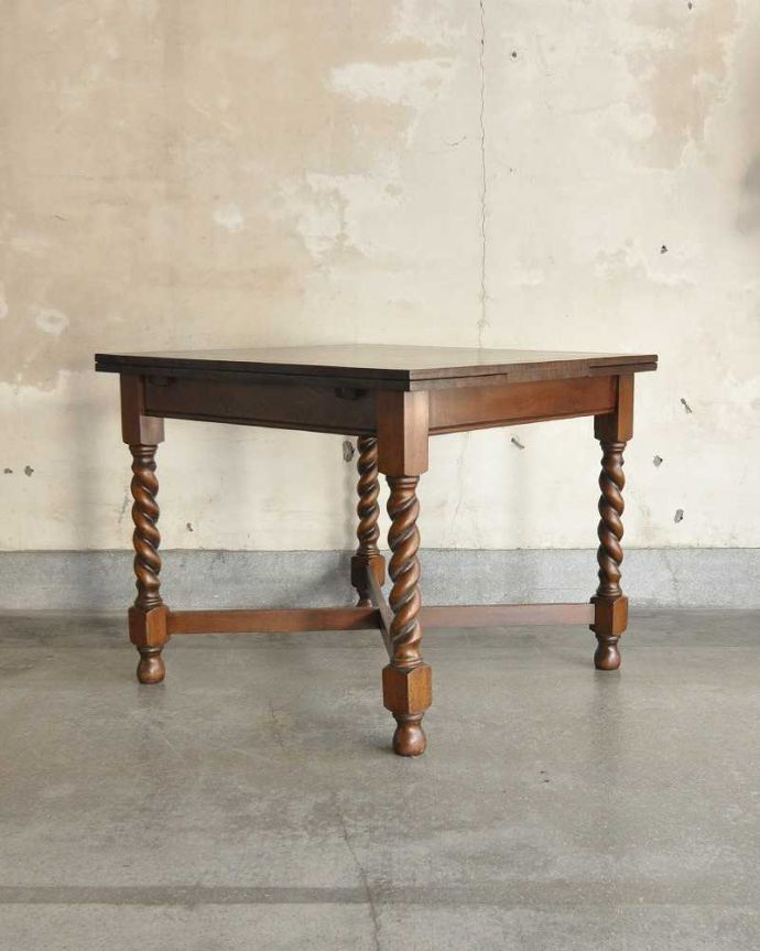 アンティークのテーブル　アンティーク家具　英国輸入のアンティーク家具、ツイストラインが美しいドローリーフテーブル（ダイニングテーブル）。こちら側から見てみると･･･アンティークは新品ではないので、もちろん経年変化によるキズはありますが、専門の職人がキレイに修復しました。(q-1254-f)