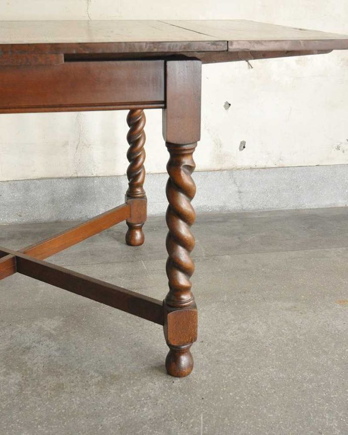 アンティークのテーブル　アンティーク家具　英国輸入のアンティーク家具、ツイストラインが美しいドローリーフテーブル（ダイニングテーブル）。持ち上げなくても移動できます！Handleのアンティークは、脚の裏にフェルトキーパーをお付けしていますので、持ち上げなくても床を滑らせて移動させることが出来ます。(q-1254-f)