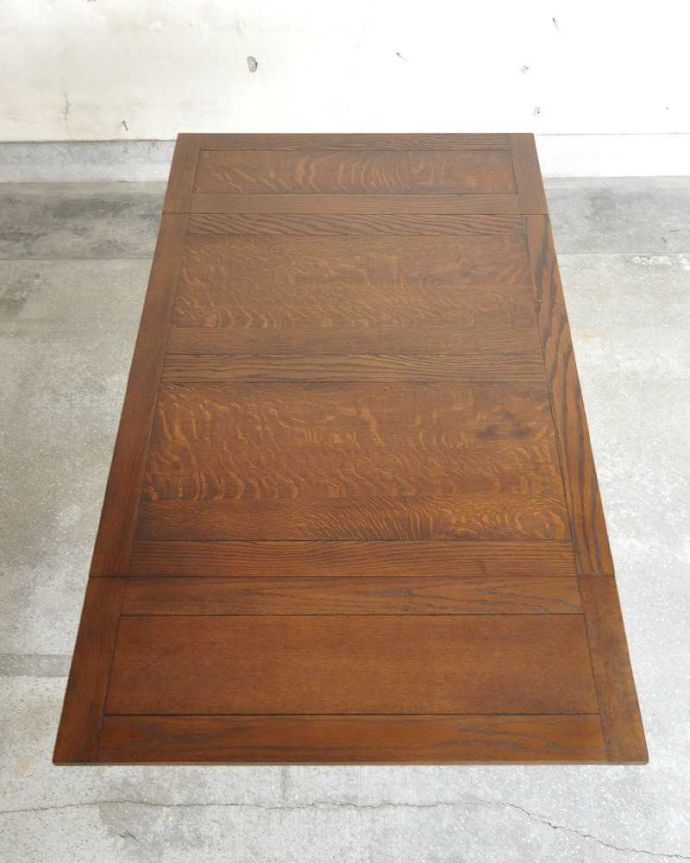 アンティークのテーブル　アンティーク家具　重厚感たっぷりの英国伝統のアンティーク家具、伸張式のドローリーフテーブル。やっぱりテーブルは天板が重要全部開いた状態で天板を上から見てみるとこんな感じです。(q-1255-f)