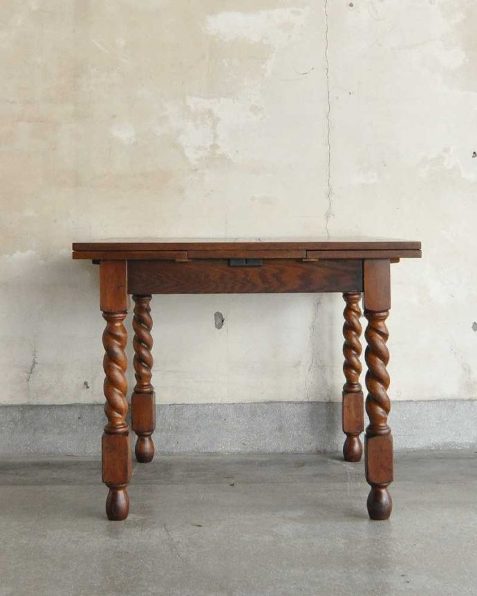 アンティークのテーブル　アンティーク家具　重厚感たっぷりの英国伝統のアンティーク家具、伸張式のドローリーフテーブル。横から見るとこんな感じ真横から見てみるとこんな感じ。(q-1255-f)