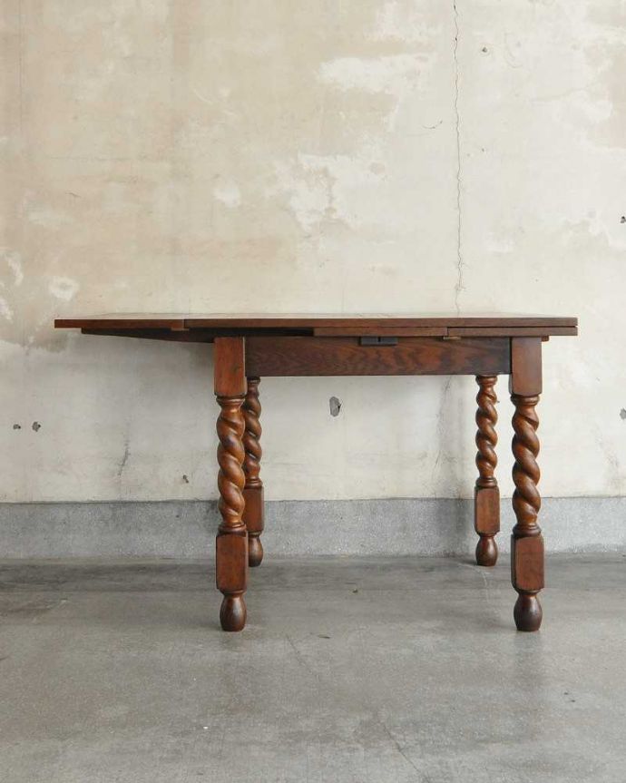 アンティークのテーブル　アンティーク家具　重厚感たっぷりの英国伝統のアンティーク家具、伸張式のドローリーフテーブル。片方だけ開いてもOK片方のリーフだけを開くとこんな感じ。(q-1255-f)