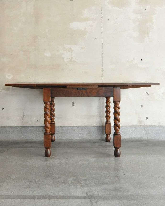 アンティークのテーブル　アンティーク家具　重厚感たっぷりの英国伝統のアンティーク家具、伸張式のドローリーフテーブル。両方開くと大きなサイズ！家族が増えた時やみんなが集まった時、両方のリーフを開けば大きなサイズに。(q-1255-f)
