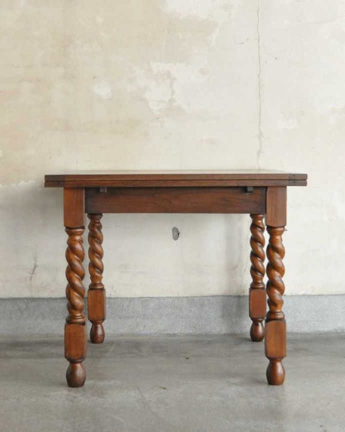 アンティークのテーブル　アンティーク家具　重厚感たっぷりの英国伝統のアンティーク家具、伸張式のドローリーフテーブル。こちら側から見てみると･･･アンティークは新品ではないので、もちろん経年変化によるキズはありますが、専門の職人がキレイに修復しました。(q-1255-f)