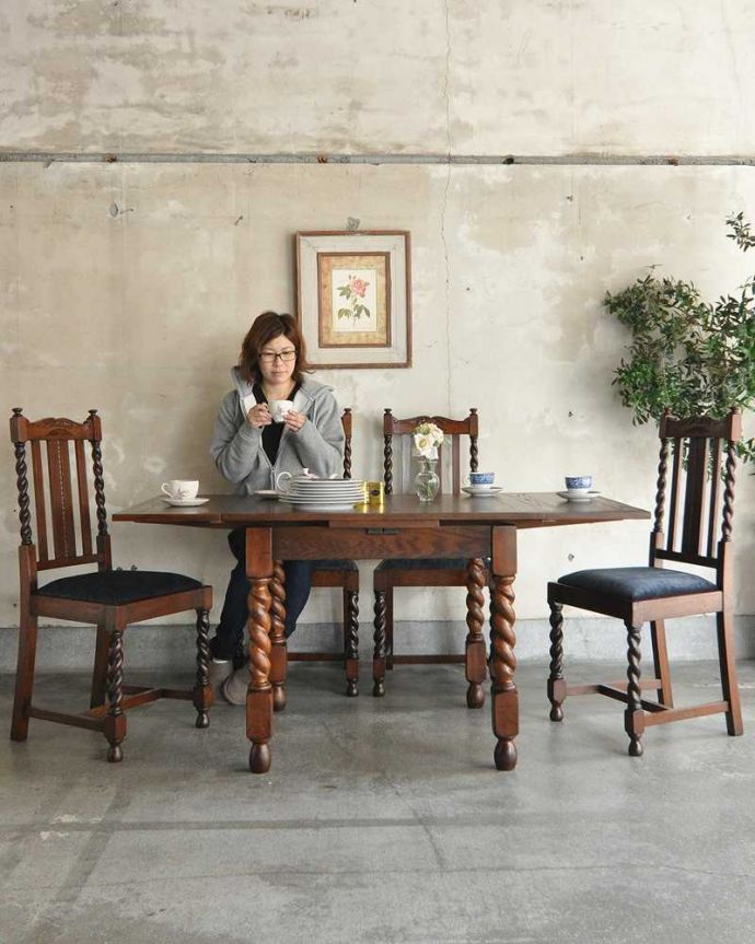 アンティークのテーブル　アンティーク家具　重厚感たっぷりの英国伝統のアンティーク家具、伸張式のドローリーフテーブル。3通りの大きさで使える便利なテーブルドローリーフと言う天板を引っ張り出せばあっという間に大きく使えるドローリーフテーブル。(q-1255-f)