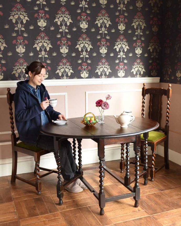 アンティークのテーブル　アンティーク家具　ツイスト脚の美しいアンティーク英国家具、オーバル型の伸張式ダイニングテーブル（ゲートレッグテーブル） 。使い方に合わせて3通りで使えるアンティークの定番アンティーク家具の定番テーブルと言えばゲートレッグテーブル。(q-1257-f)