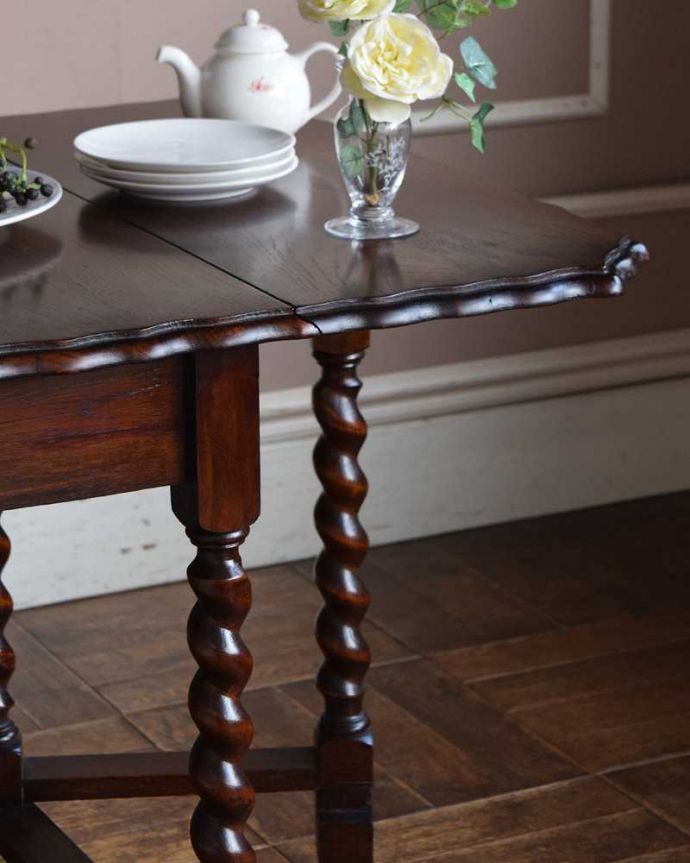 アンティークのテーブル　アンティーク家具　伸張式のアンティーク英国家具、天板の縁どりも美しいゲートレッグテーブル。自慢はやっぱりゲート（門）のような脚まるでゲート（門）が開くような脚の形から名前が付けられたゲートレッグテーブル。(q-1258-f)