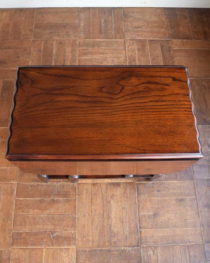 アンティークのテーブル　アンティーク家具　伸張式のアンティーク英国家具、天板の縁どりも美しいゲートレッグテーブル。上から見るとこんな形リーフを開く前はこんな形です。(q-1258-f)