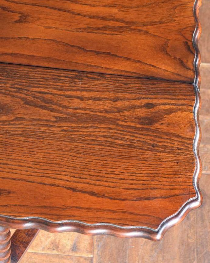 アンティークのテーブル　アンティーク家具　伸張式のアンティーク英国家具、天板の縁どりも美しいゲートレッグテーブル。近づいて見てみると･･･時間と手間暇を掛けて職人が丁寧にお直しした天板は、木目も美しいんです。(q-1258-f)