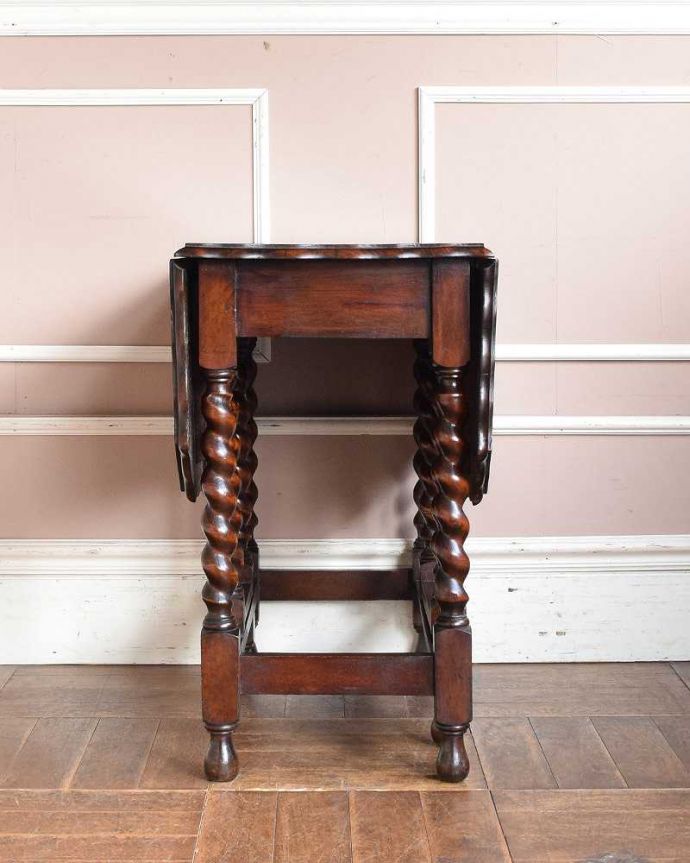 アンティークのテーブル　アンティーク家具　伸張式のアンティーク英国家具、天板の縁どりも美しいゲートレッグテーブル。意外にコンパクト昔、使わないとき壁にピタッと付けて収納出来るように作られたテーブル。(q-1258-f)