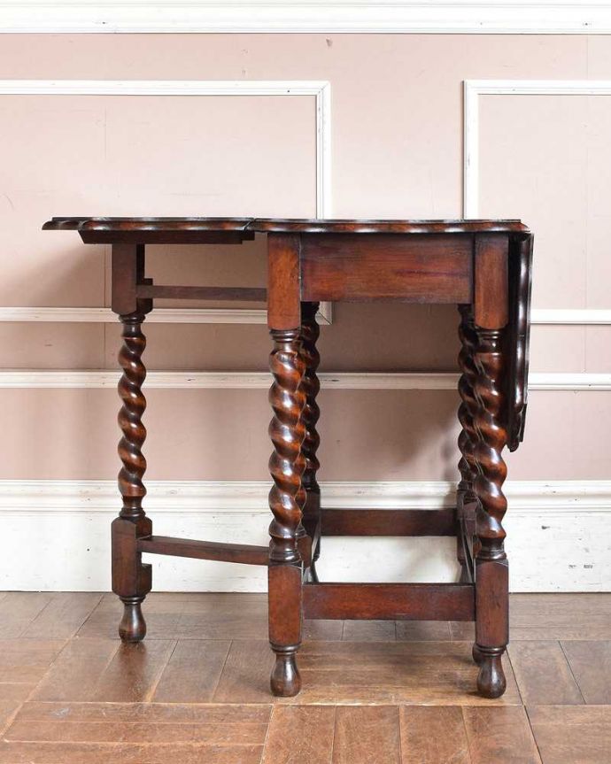 アンティークのテーブル　アンティーク家具　伸張式のアンティーク英国家具、天板の縁どりも美しいゲートレッグテーブル。片方開くと････片方のリーフを開くとこんな感じ。(q-1258-f)