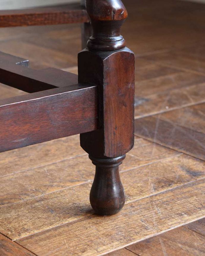 アンティークのテーブル　アンティーク家具　伸張式のアンティーク英国家具、天板の縁どりも美しいゲートレッグテーブル。持ち上げなくても移動できます！Handleのアンティークは、脚の裏にフェルトキーパーをお付けしていますので、持ち上げなくても床を滑らせて移動させることが出来ます。(q-1258-f)