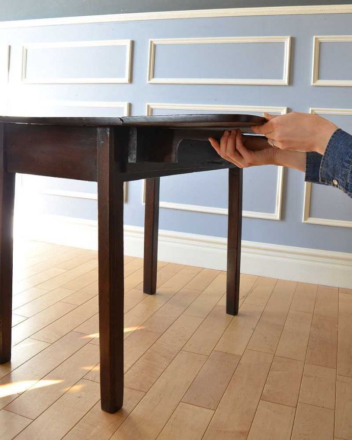 アンティークのテーブル　アンティーク家具　伸張式のアンティーク英国家具、ウォルナット材のシンプルなゲートレッグテーブル。あっという間にサイズ変更OK！天板を上に持ち上げてレバーを引っ張り出すだけで、女性でもあっという間にサイズが変えれます。(q-1260-f)