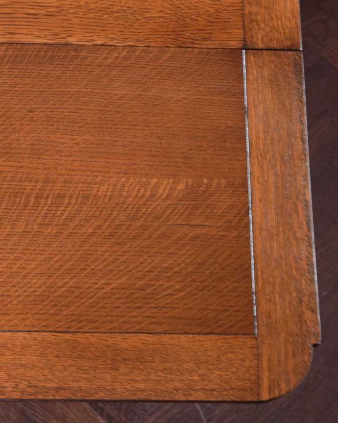 アンティークのテーブル　アンティーク家具　豪華なバルボスレッグが美しい、アンティークゲートレッグテーブル(ドロップリーフテーブル)。近づいて見てみると･･･時間と手間暇を掛けて職人が丁寧にお直しした天板は、木目も美しいんです。(q-1261-f)