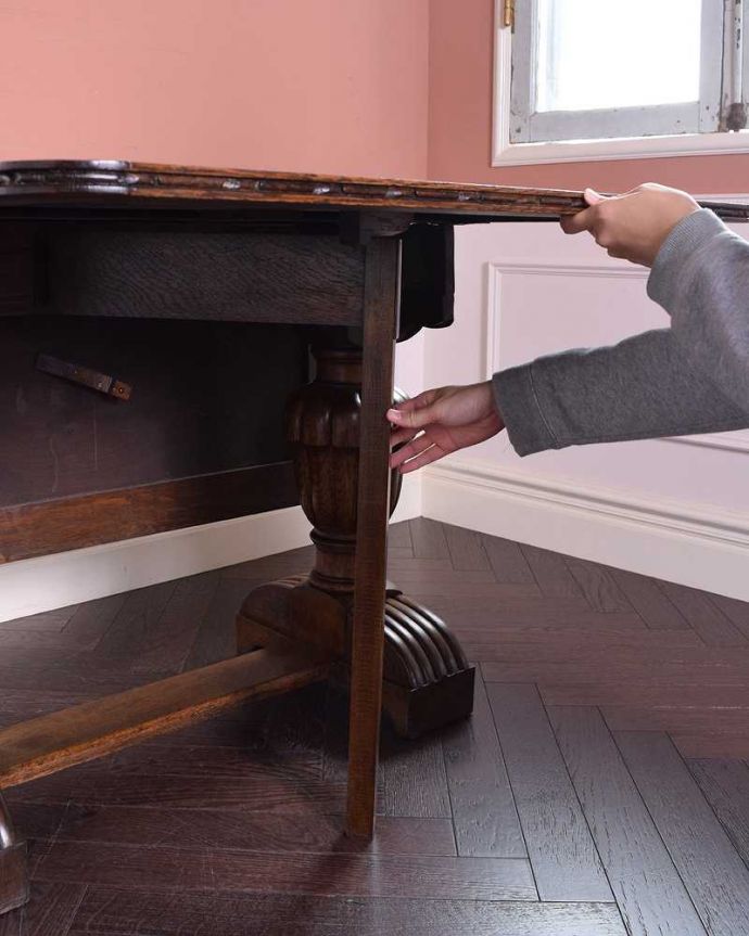 アンティークのテーブル　アンティーク家具　豪華なバルボスレッグが美しい、アンティークゲートレッグテーブル(ドロップリーフテーブル)。脚を引き出すだけであっという間ゲートのような形をした脚のテーブル。(q-1261-f)