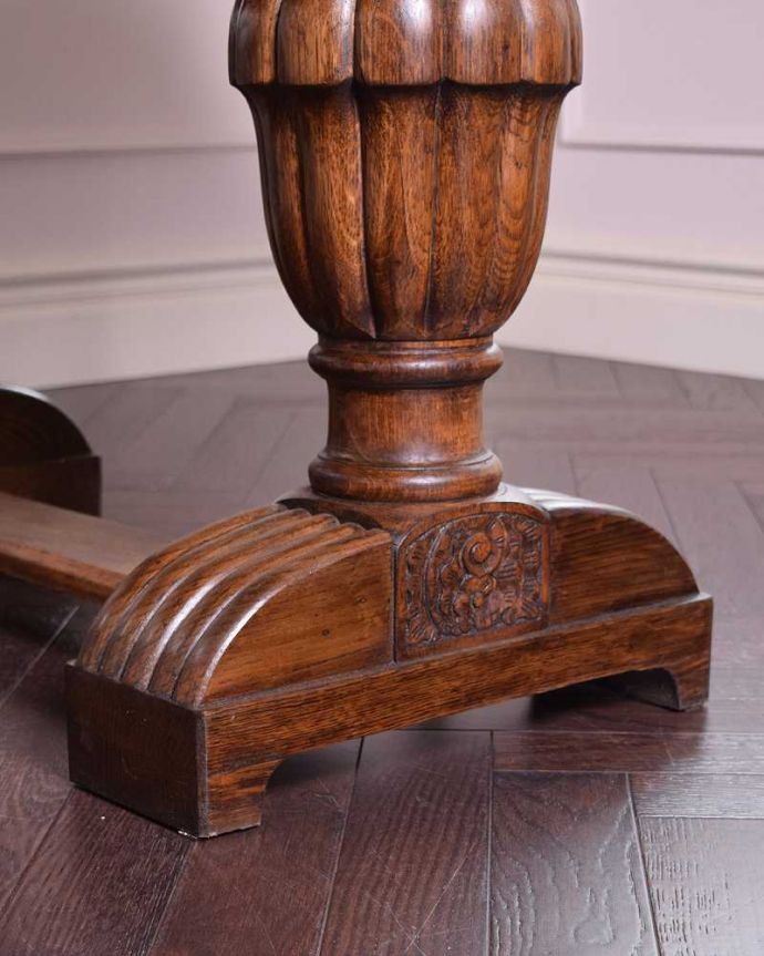 アンティークのテーブル　アンティーク家具　豪華なバルボスレッグが美しい、アンティークゲートレッグテーブル(ドロップリーフテーブル)。持ち上げなくても移動できます！Handleのアンティークは、脚の裏にフェルトキーパーをお付けしていますので、持ち上げなくても床を滑らせて移動させることが出来ます。(q-1261-f)